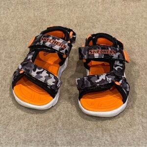 Skechers Camo & Orange Sandal Shoes
Toddler Boy or Girl Size 5 Unisex
Camouflage